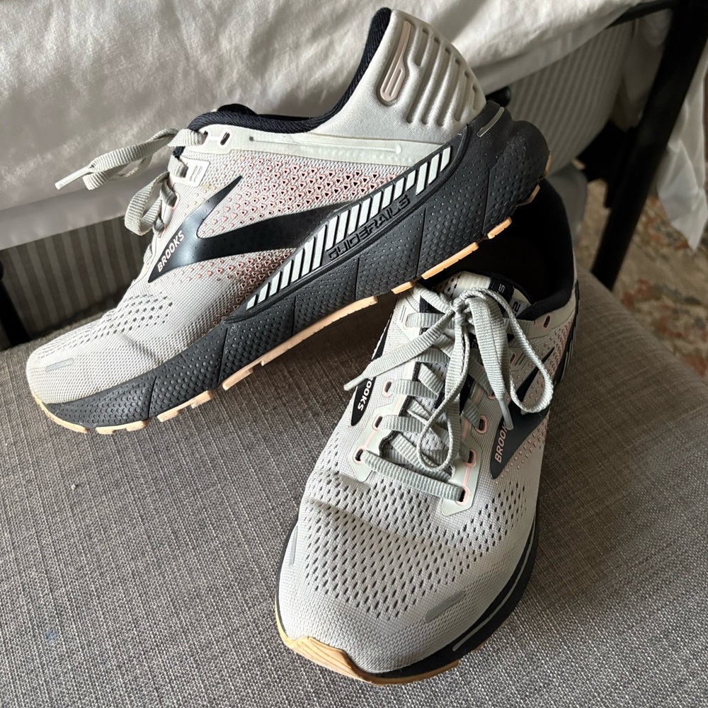 Brooks Adrenaline GTS 22 ✨ Grey and Pink Sneaker 👟
